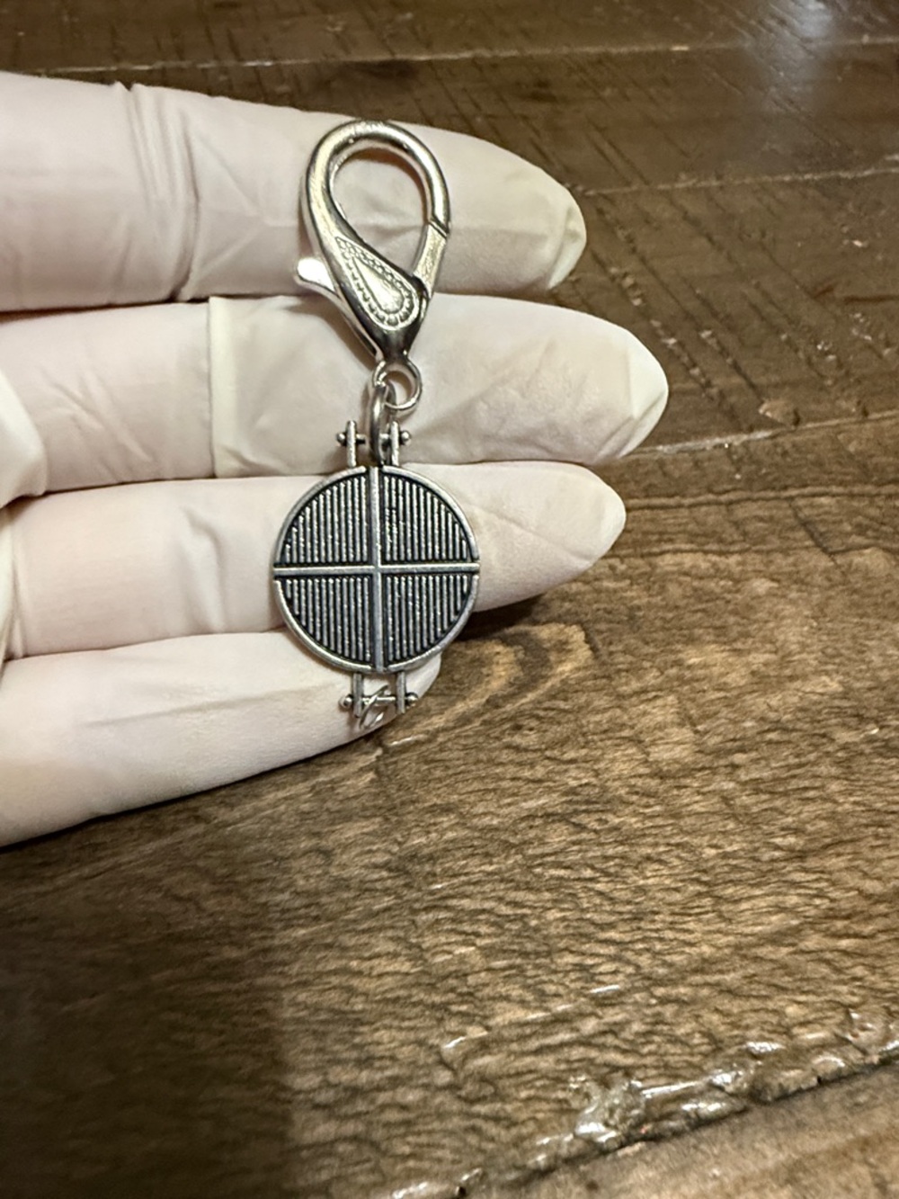 Silver Charm keychain
Can be also clip on a purse or bag